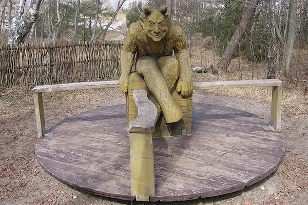 22 Parques infantiles con estructuras inapropiadas