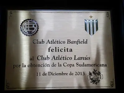 imitaron la plaqueta de banfield felicitando a lanus