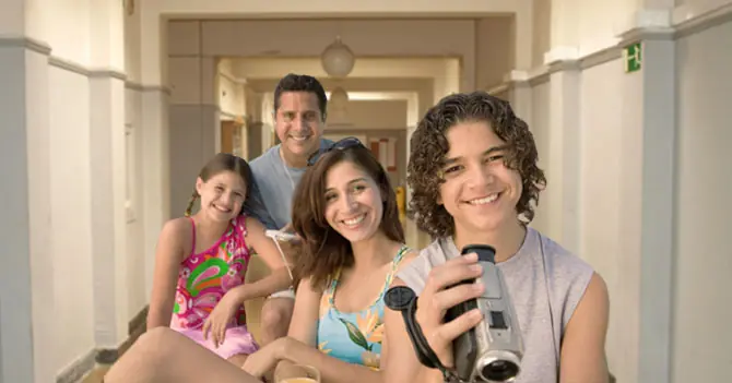 Familia se prepara para vacacionar en pasillo de su edificio