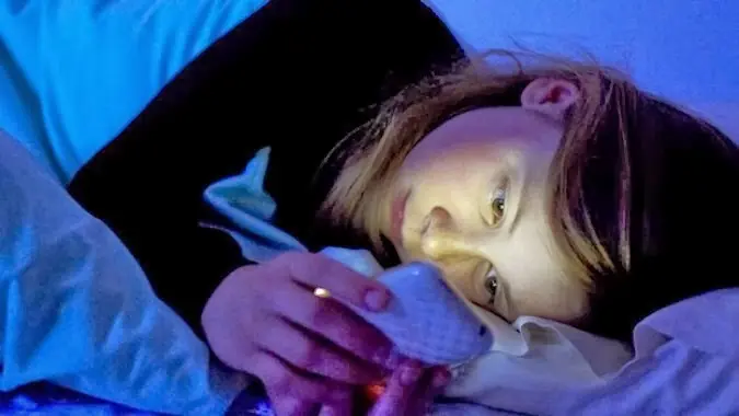 ¿Sabias que es malo mirar el móvil antes de dormir?