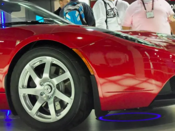 CES 2011: Auto eléctrico que se carga inalámbricamente
