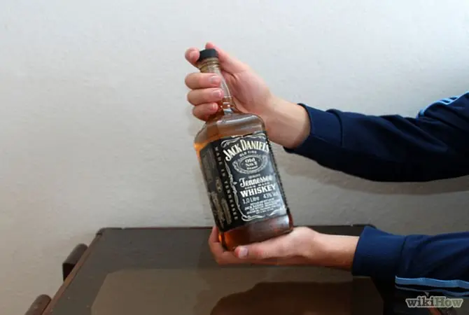 Te enseño a tomar un Whisky como un dios,pasá.