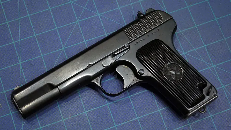 Pistòlas y revòlveres para dislocarte el hombro