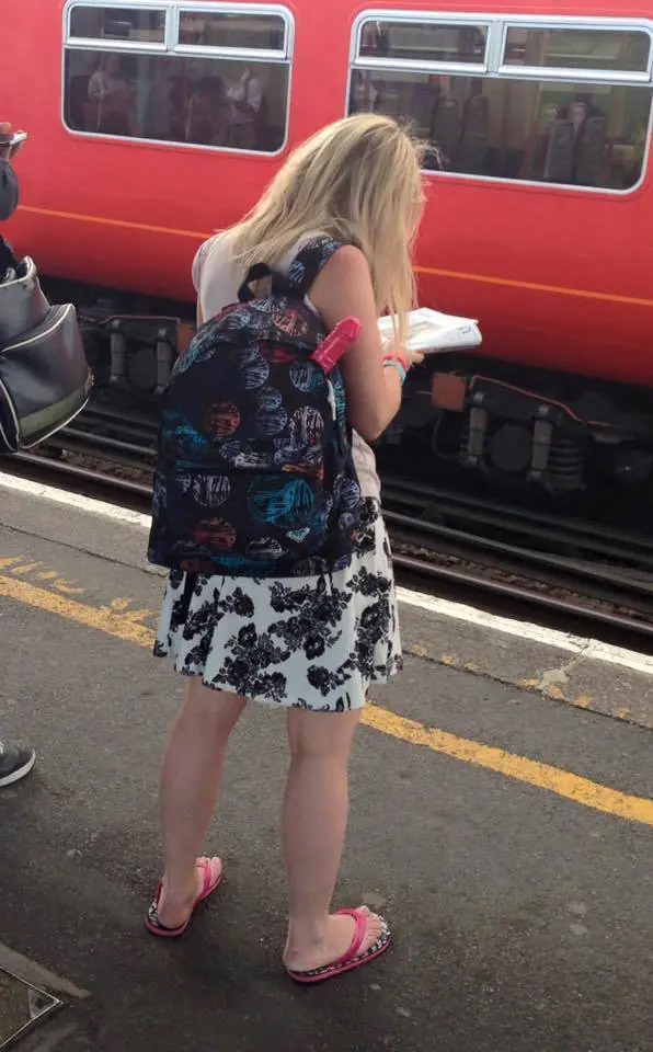 Mirá lo que lleva esta mina en la mochila!...