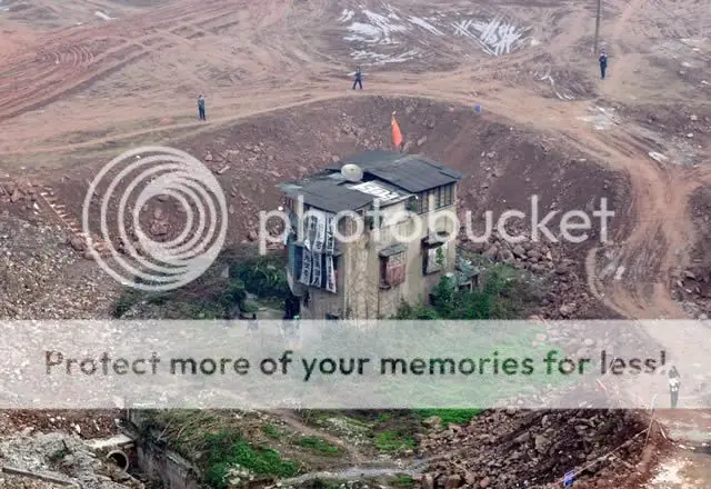 Gente que se niega a entregar su propiedad al Gobierno