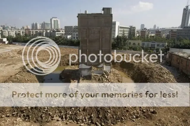 Gente que se niega a entregar su propiedad al Gobierno