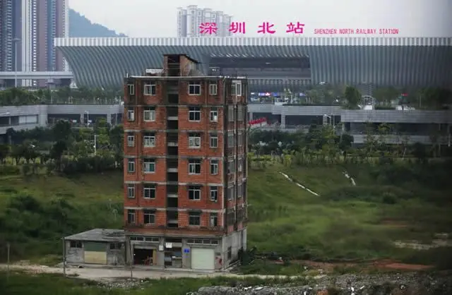 Gente que se niega a entregar su propiedad al Gobierno