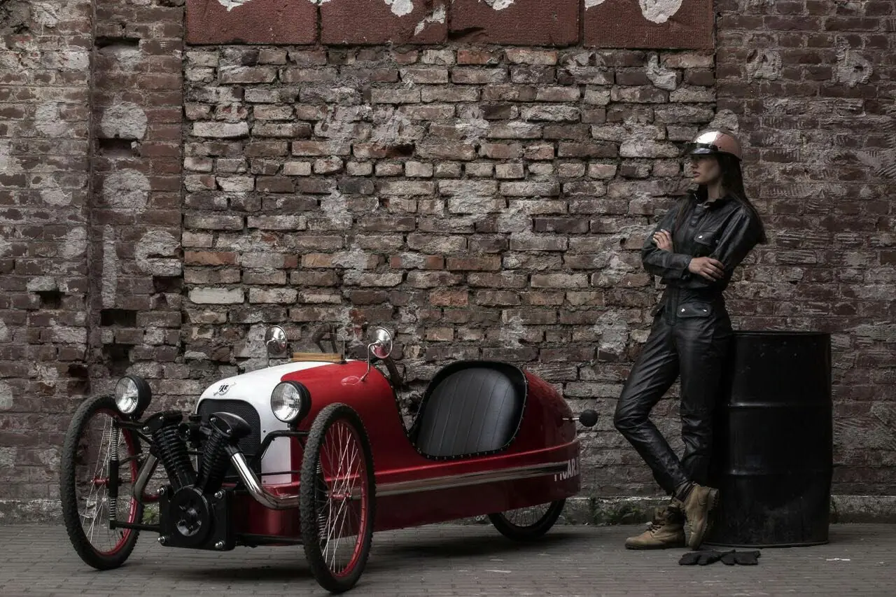réplica electrica del Morgan Three Wheeler (coche raro)