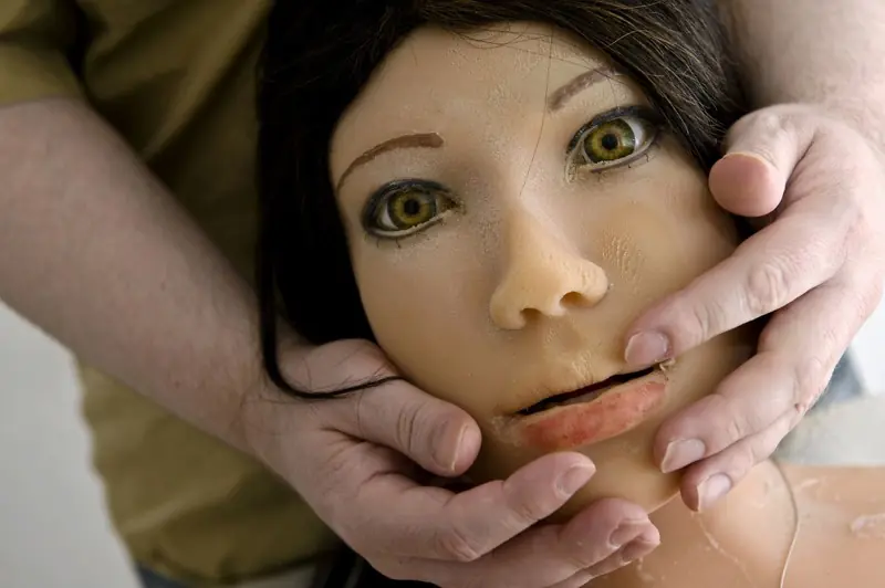 hombre de 40 vive con muneca