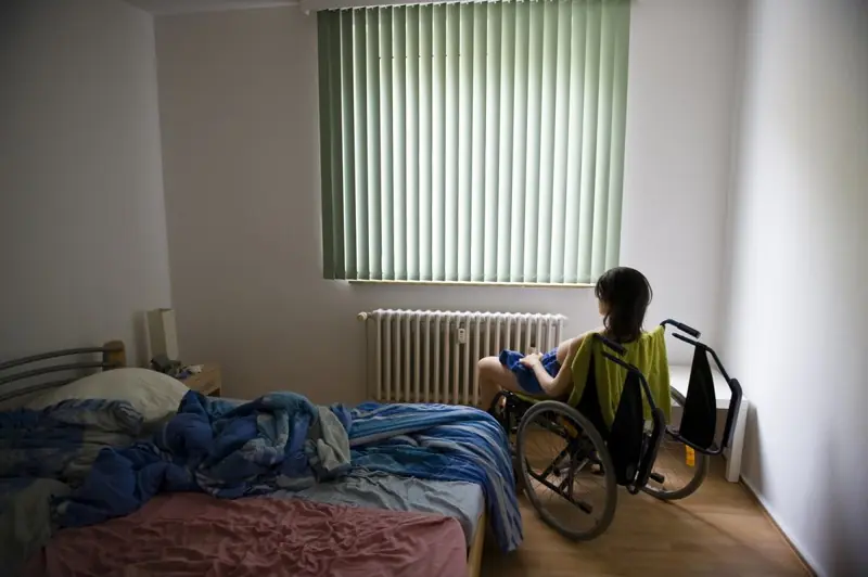 hombre de 40 vive con muneca