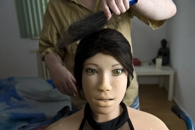 Hombre de 40 años, vive con una muñeca