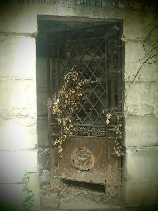 Una noche en el cementerio. Te moris del susto Una noche en el cementerio. Te moris del susto