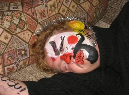 Gente que se desmayó por el alcohol y despertó pintada