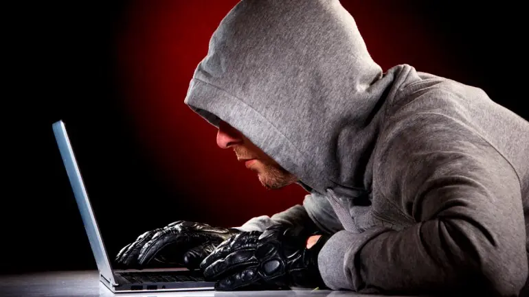 Violó a una nena de 10 años que contactó por Facebook