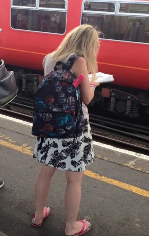 ¿Qué lleva esta chica en su mochila?