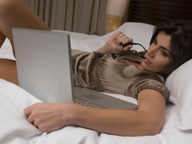 Las mujeres ya miran más porno que los hombres