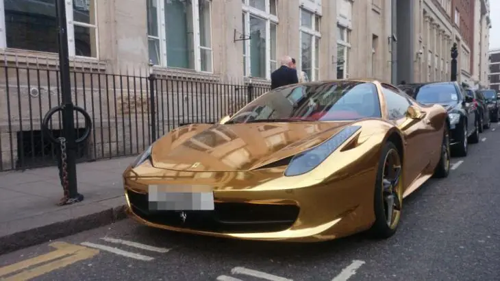 Ferrari 458 Spyder cubierta en oro