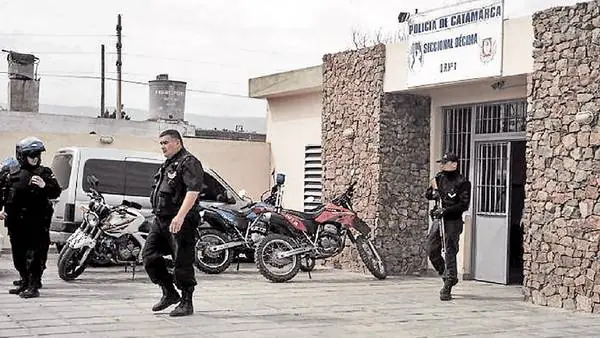 Fue a la comisaría a hacer un trámite y la hicieron desnudar