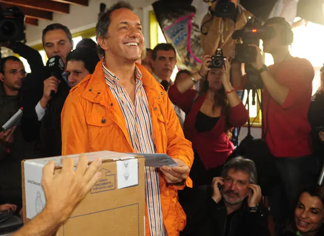 Desmintiendo que la urna de Scioli tenía rota la faja