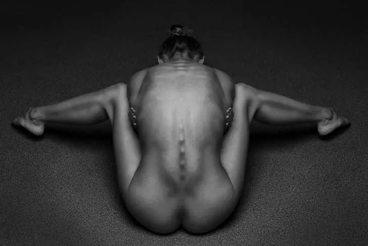 Jugando con el cuerpo de la mujer.