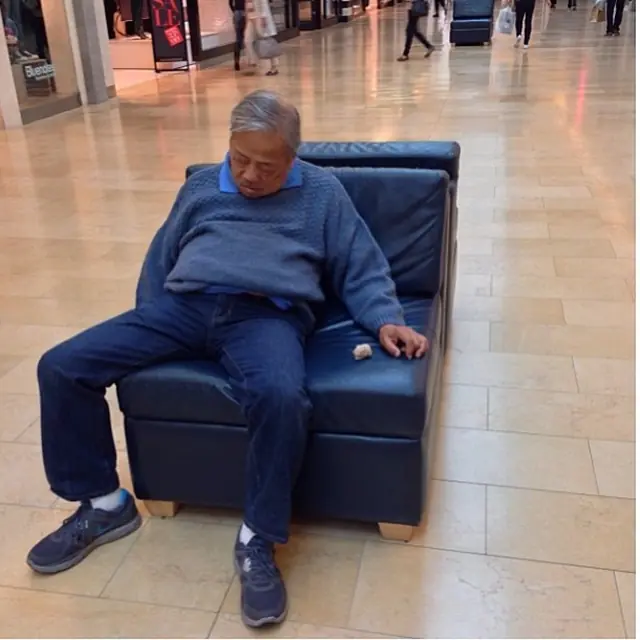 Hombres que esperan en sillones de shoppings