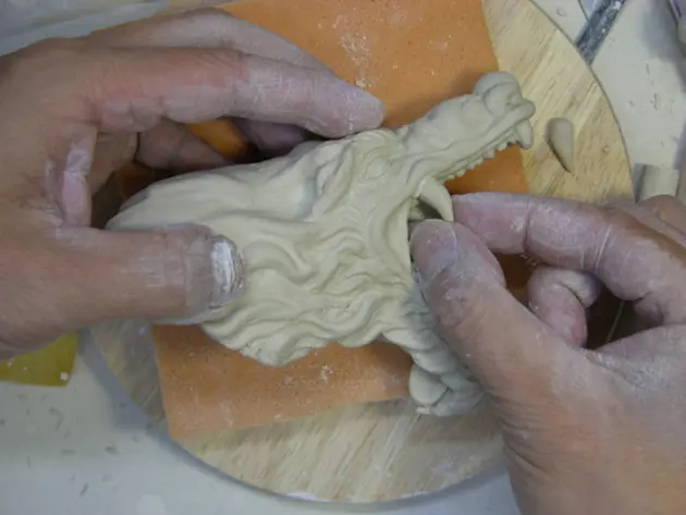 Jarrón de porcelana con forma de intrincado dragón