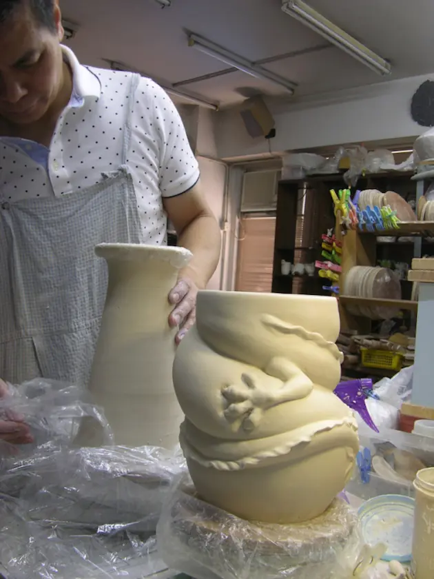 Jarrón de porcelana con forma de intrincado dragón