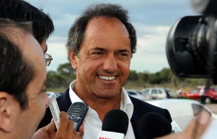 Record: Scioli presidente sin título universitario