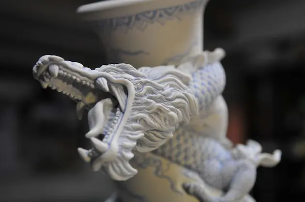 Jarrón de porcelana con forma de intrincado dragón