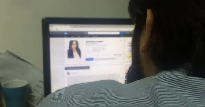 Joven que se hace la ... con foto de LinkedIn toca fondo