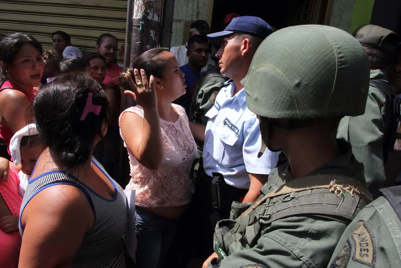 Vzla: Así están las colas en los comercios de San Antonio