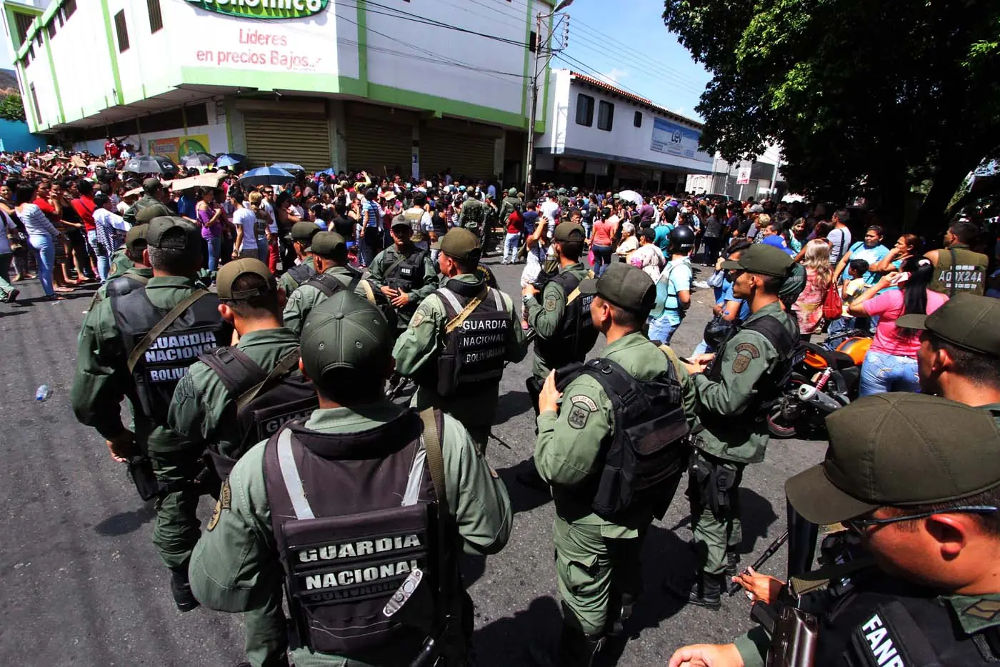 Vzla: Así están las colas en los comercios de San Antonio