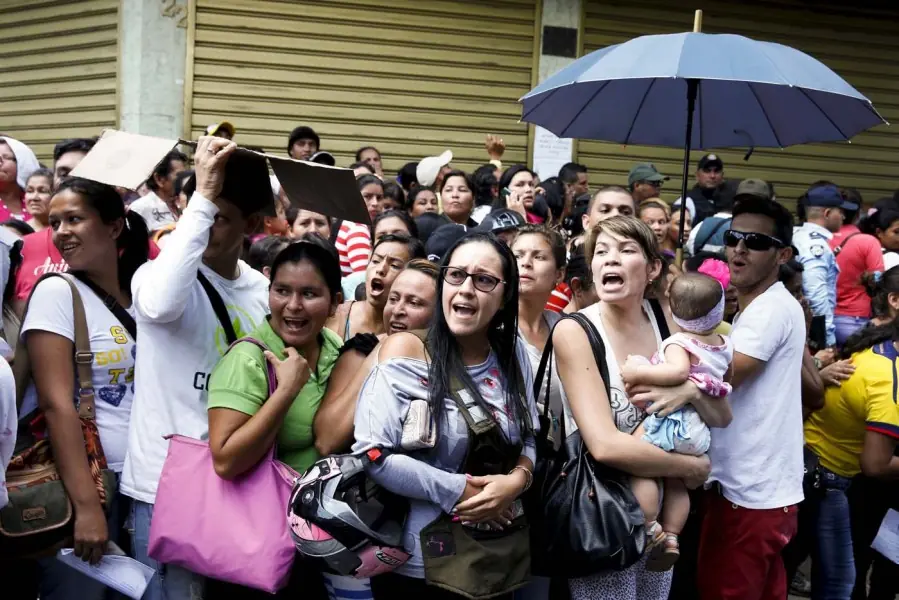 Vzla: Así están las colas en los comercios de San Antonio