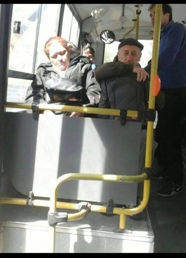 los famosos tambien viajan en transporte publico.