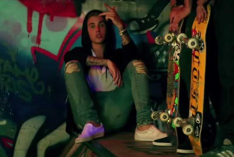 What do you mean? El nuevo tema de Leon Kennedy