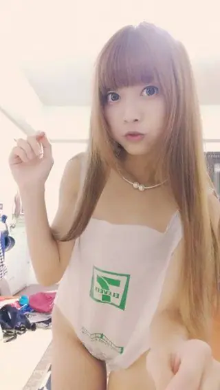 Nueva moda asiática “vestirse” con bolsas de plástico
