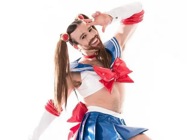 Es metalero y cosplayer a la vez