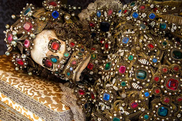 Mirá los Esqueletos cubiertos de joyas que encontraron.