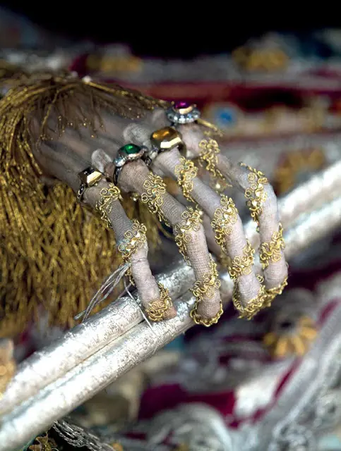 esqueletos con joyas