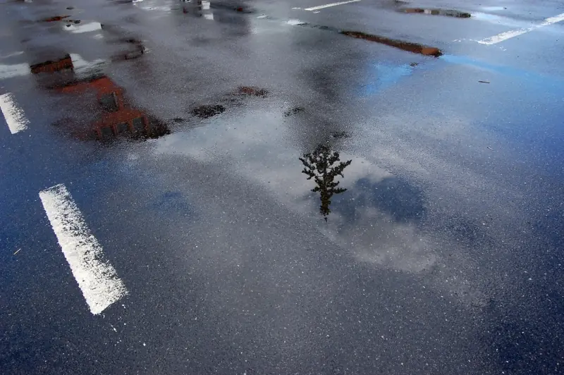 Asfalto mojado con agua de lluvia