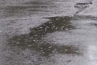 Asfalto mojado con agua de lluvia