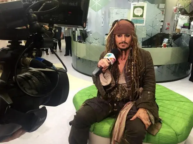 Johnny Depp visita un hospital infantil vestido de Jack