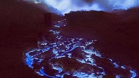 El volcán que escupe lava azul