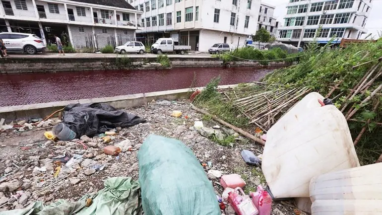 El río chino que se transformó en "sangre"