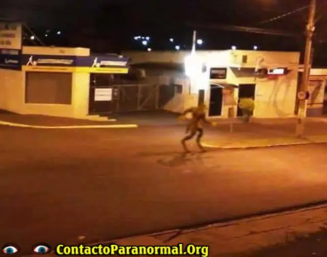 Aparece un Ser Humanoide caminando en las calles de Brasil
