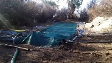 Pinchaban un oleoducto en un campo para robar petróleo