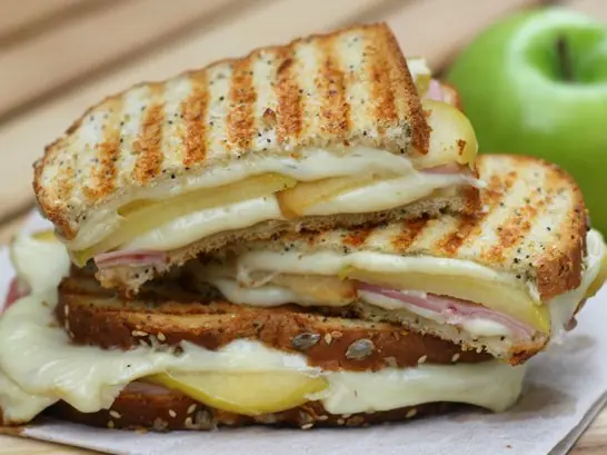 Sándwich Tostado de Queso, Manzana y Jamón P/ ver el partido