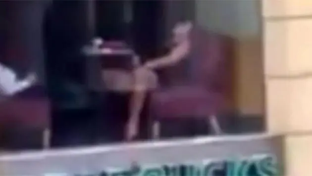 La Sorprendieron pajeandose en un Starbucks