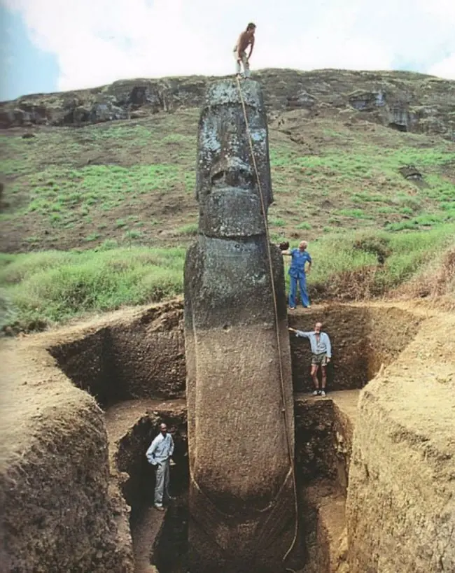 ¿Sabes qué hay bajo las cabezas en la Isla de Pascua?