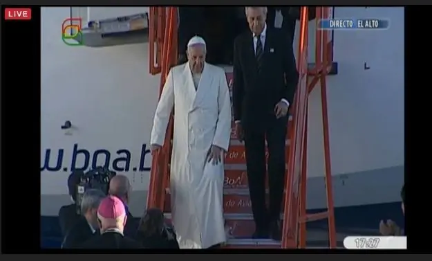 Polémica la cruz personalizada que recibio el Papa Francisco